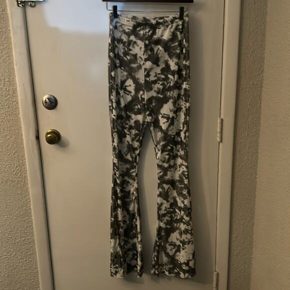 PrettyLittleThing Black/White Flared Tie Dye Trouser 6 Bellbottoms High Rise NEW - Picture 1 of 11